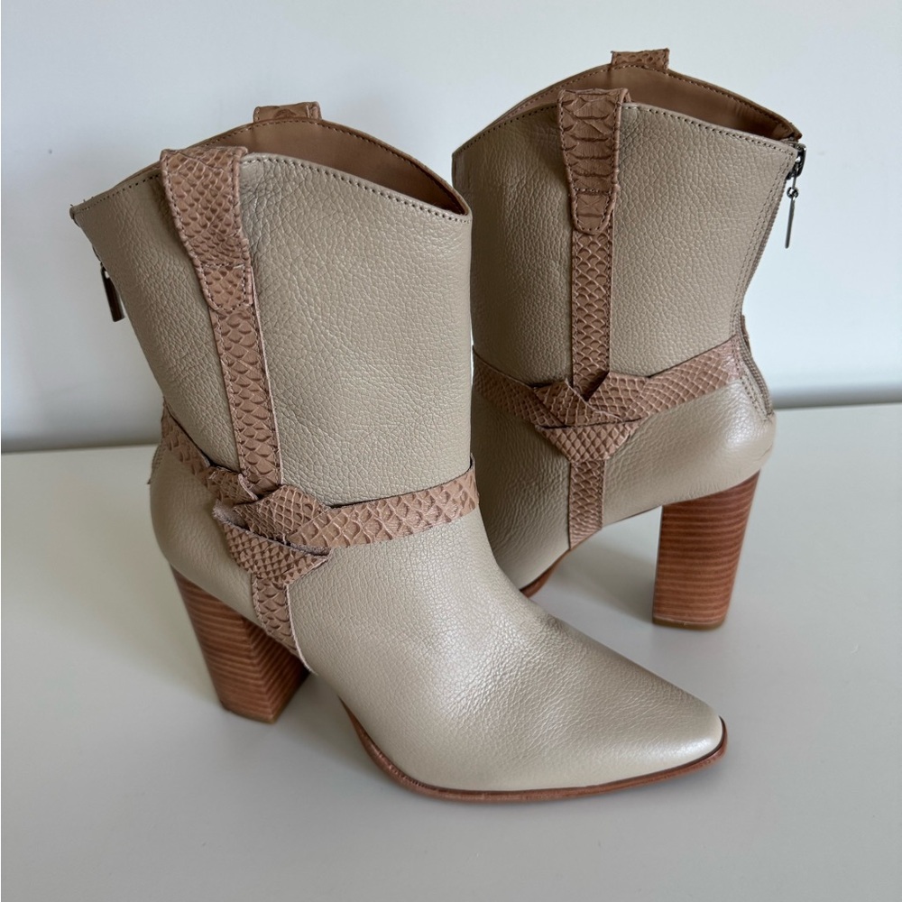 Kaanas x Jessie James Decker Beige Pebbled Leather Boots size 8 NWOT